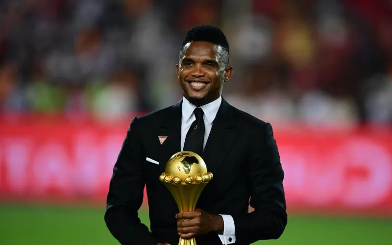 Samuel Etoo African Richest Footballer Hold Award